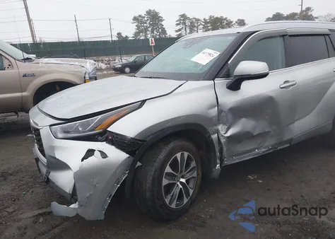 2021 Toyota Highlander Xle z USA, uszkodzony, nr VIN 5TDGZRBH8MS149948